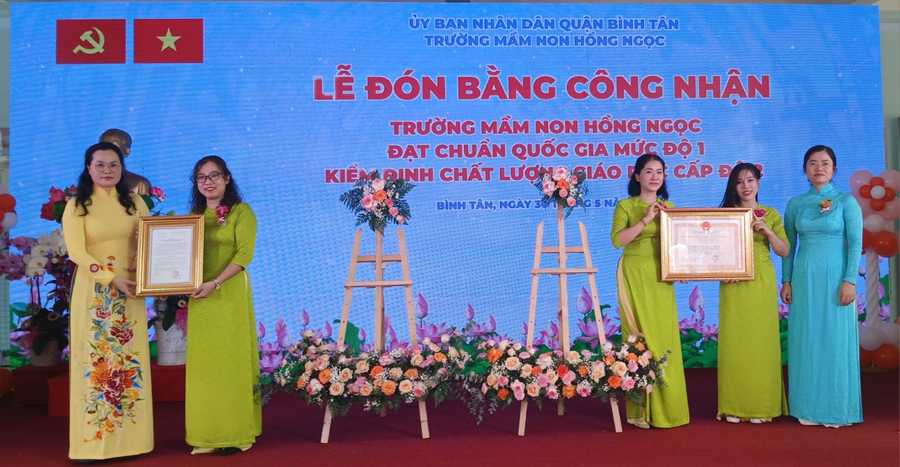 B&amp;agrave;: L&amp;ecirc; Thuỵ Mỵ Ch&amp;acirc;u - Ph&amp;oacute; gi&amp;aacute;m đốc Sở  GD-ĐT Th&amp;agrave;nh phố v&amp;agrave; b&amp;agrave;: L&amp;ecirc; Thị Ngọc Dung - Ph&amp;oacute; chủ tịch UBND quận trao quyết định Giấy chứng nhận trường Mầm non  Hồng Ngọc đạt Kiểm định chất lượng gi&amp;aacute;o dục cấp độ 2 c&amp;ugrave;ng Quyết định v&amp;agrave; bằng c&amp;ocirc;ng nhận trường MNHG đạt Chuẩn quốc gia mức độ 1.