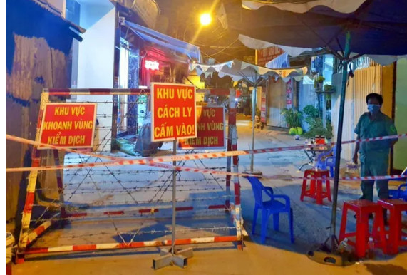 Lực lượng chức năng Quận 8  TPHCM phong tỏa con hẻm c&amp;oacute; ca nghi nhiễm