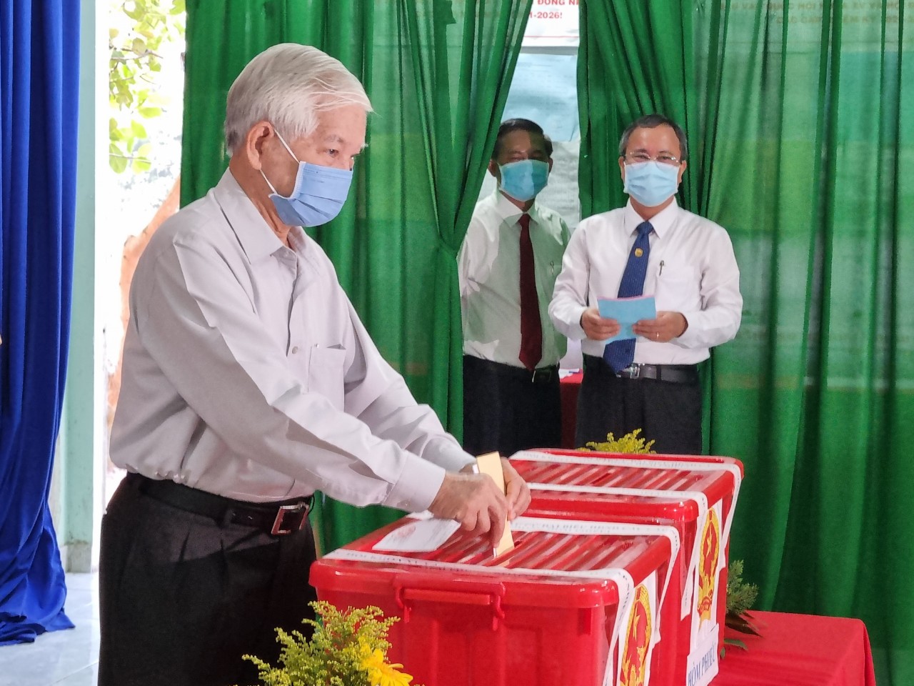 Người phấn khởi đi bầu cử lựa chọn những đại biểu HĐND TP Thủ Đức
