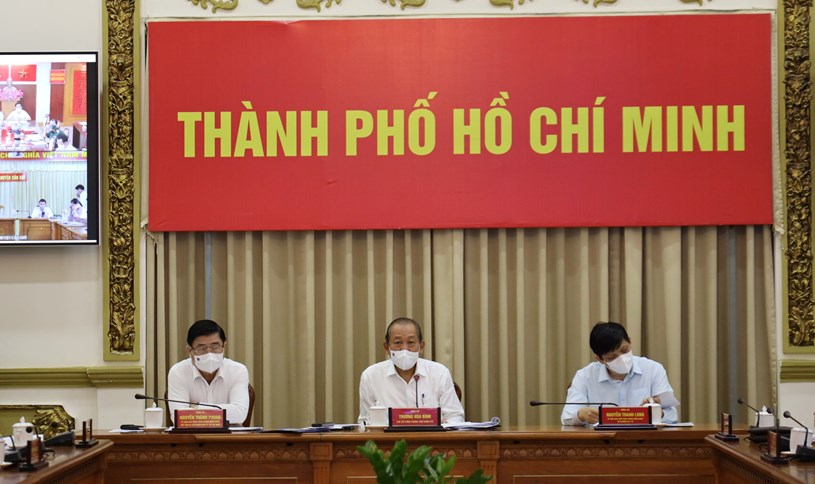 Ph&amp;oacute; Thủ tướng Thường trực Ch&amp;iacute;nh phủ Trương H&amp;ograve;a B&amp;igrave;nh, Bộ trưởng Bộ Y tế Nguyễn Thanh Long v&amp;agrave; Chủ tịch UBND TPHCM Nguyễn Th&amp;agrave;nh Phong chủ tr&amp;igrave; cuộc họp