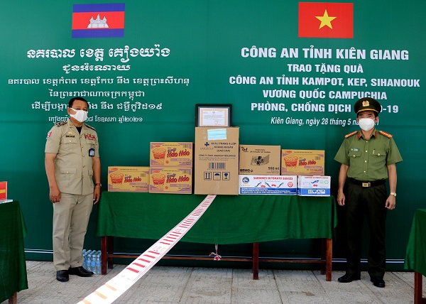 Đại t&amp;aacute; L&amp;ecirc; Văn Qu&amp;yacute; - Ph&amp;oacute; Gi&amp;aacute;m đốc C&amp;ocirc;ng an tỉnh trao qu&amp;agrave; tặng cho C&amp;ocirc;ng an tỉnh Kep, Vương quốc Campuchia