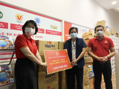 Công ty VISSAN ủng hộ 2.600 phần quà cho các đơn vị tuyến đầu chống dịch và người dân có hoàn cảnh khó khăn