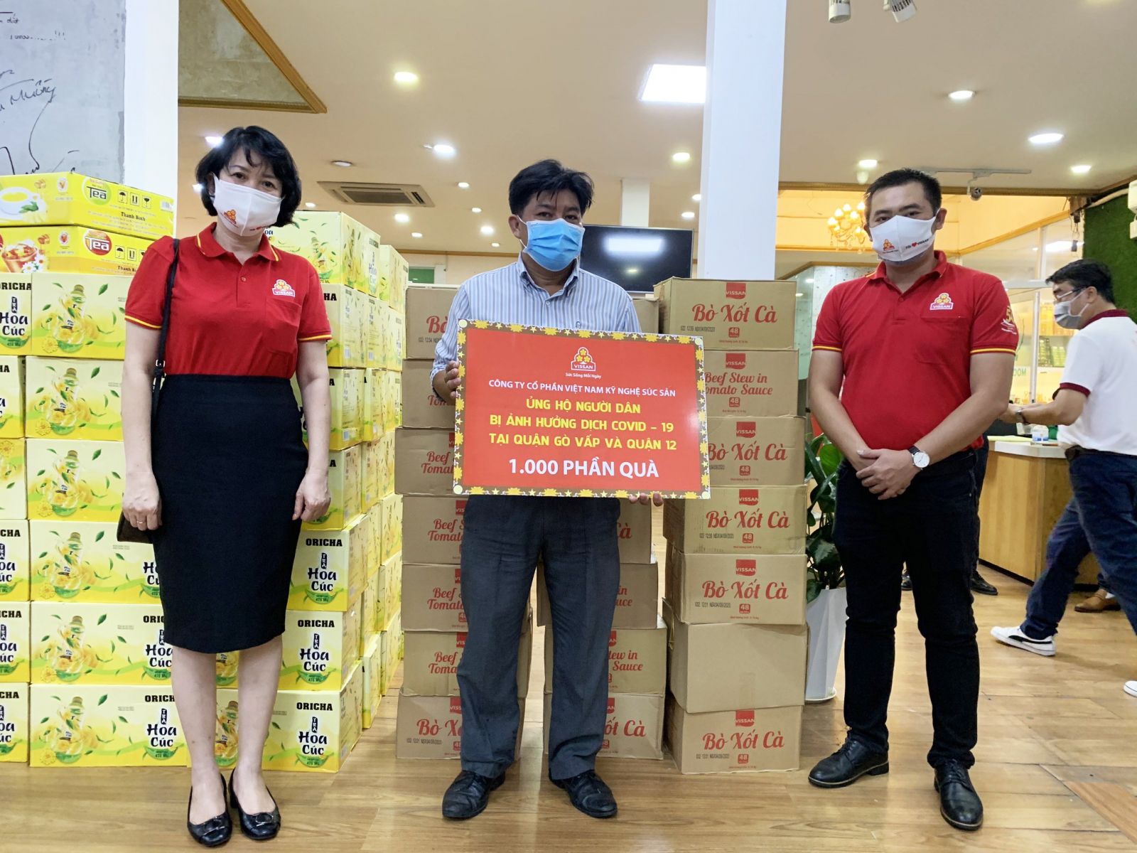 Đại diện C&amp;ocirc;ng ty VISSAN trao qu&amp;agrave; cho c&amp;aacute;c y, b&amp;aacute;c sĩ