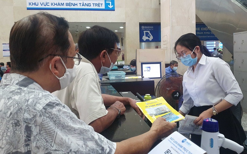 Bệnh nh&amp;acirc;n đến kh&amp;aacute;m bệnh ở ph&amp;ograve;ng kh&amp;aacute;m đa khoa