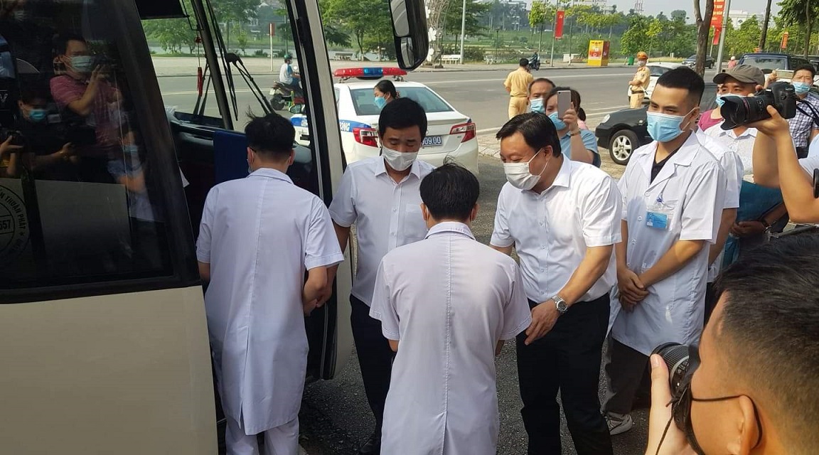 Lãnh đạo Sở y tế Phú Thọ tiễn các tình nguyện viên lên đường làm nhiệm vụ Lãnh đạo Sở y tế Phú Thọ tiễn các tình nguyện viên lên đường làm nhiệm vụ