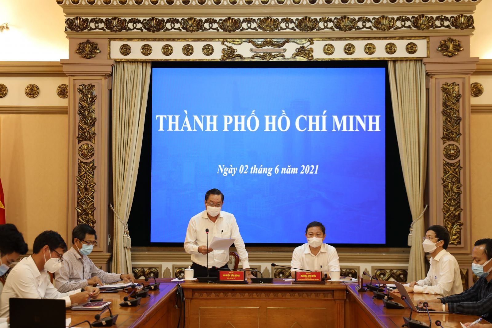 Cuộc họp ở đầu cầu TPHCM ng&amp;agrave;y 02/06/2021 giữa l&amp;uacute;c dịch bệnh đang b&amp;ugrave;ng ph&amp;aacute;t mạnh tại địa phương .