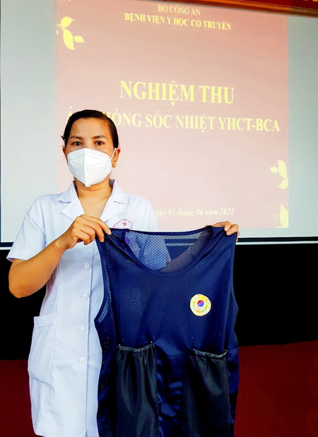 Thượng &amp;uacute;y L&amp;ecirc; thị H&amp;ograve;a - Nh&amp;acirc;n vi&amp;ecirc;n Khoa chống nhiễm khuẩn - Người đưa ra &amp;yacute; tưởng đầu ti&amp;ecirc;n v&amp;agrave; trực tiếp trải nghiệm sản phẩm.