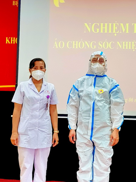Thiếu tướng Phạm B&amp;aacute; Tuyến, Gi&amp;aacute;m đốc Bệnh viện Y học cổ truyền Bộ C&amp;ocirc;ng an, người trực tiếp trải nghiệm sản phẩm mới