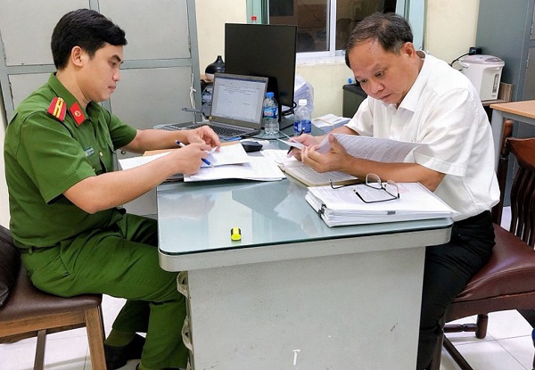 &amp;Ocirc;ng Tất Th&amp;agrave;nh Cang (phải) sau khi nhận quyết định khởi tố bị can, bắt tạm giam, chiều 16/12