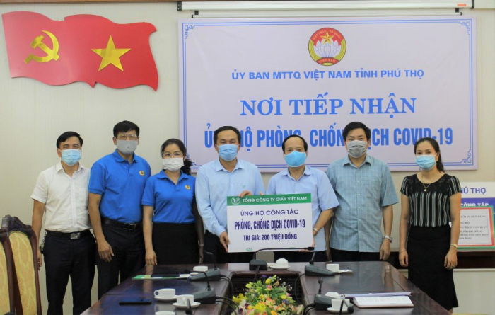 L&amp;atilde;nh đạo Ủy ban MTTQ Việt Nam tỉnh Ph&amp;uacute; Thọ tiếp nhận sự ủng hộ từ Tổng c&amp;ocirc;ng ty Giấy Viết Nam