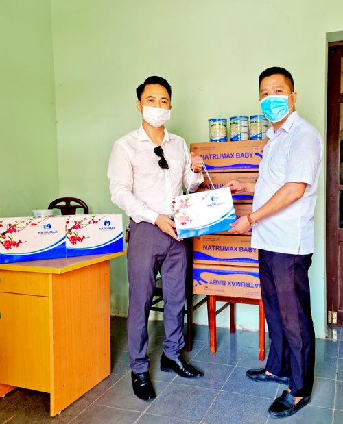 Đại diện Natrumax Việt Nam đ&amp;atilde; trao qu&amp;agrave; v&amp;agrave; hiện vật l&amp;agrave; sữa cho trẻ em tỉnh Bắc Giang với tổng gi&amp;aacute; trị gần 100 triệu đồng.