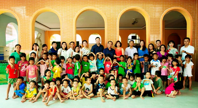 Natrumax Việt Nam trao tặng qu&amp;agrave; cho trẻ em mồ c&amp;ocirc;i ở M&amp;aacute;i ấm Thi&amp;ecirc;n Thần tại quận 9, th&amp;agrave;nh phố Hồ Ch&amp;iacute; Minh.