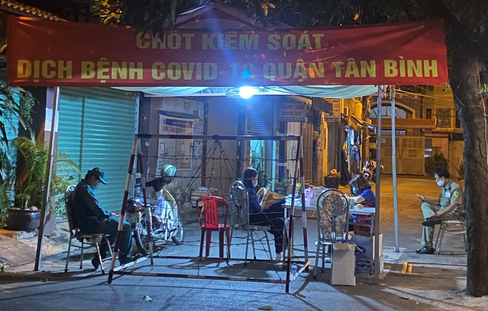 Chốt kiểm so&amp;aacute;t ở đường Huỳnh Văn Nghệ v&amp;agrave; Trần Th&amp;aacute;nh T&amp;ocirc;ng, P. 15, Q. T&amp;acirc;n B&amp;igrave;nh