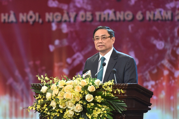 Thủ tướng Phạm Minh Ch&amp;iacute;nh n&amp;oacute;i: Sự đồng l&amp;ograve;ng của nh&amp;acirc;n d&amp;acirc;n l&amp;agrave; ch&amp;igrave;a kh&amp;oacute;a mở c&amp;aacute;nh cửa lớn để ch&amp;uacute;ng ta tho&amp;aacute;t ra khỏi đại dịch v&amp;agrave; trở về cuộc sống b&amp;igrave;nh thường, b&amp;igrave;nh y&amp;ecirc;n, an d&amp;acirc;n, an to&amp;agrave;n