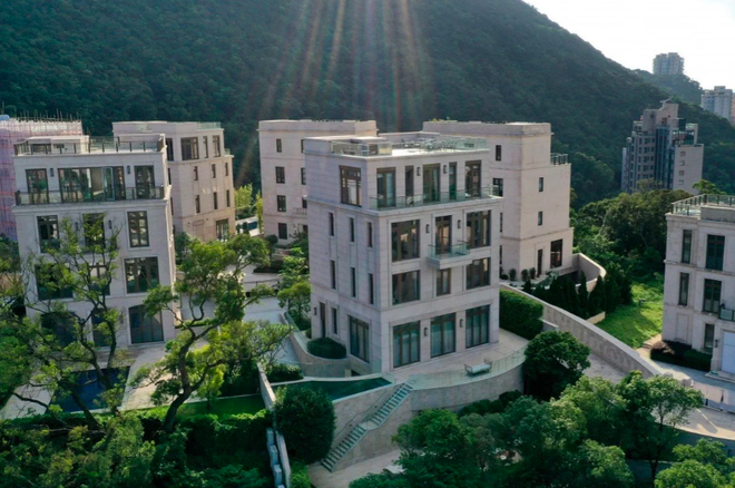 Khu d&amp;acirc;n cư n&amp;agrave;y nh&amp;igrave;n ra cảng Victoria của th&amp;agrave;nh phố v&amp;agrave; l&amp;agrave; nơi c&amp;oacute; một số ng&amp;ocirc;i nh&amp;agrave; c&amp;oacute; gi&amp;aacute; trị cao nhất ch&amp;acirc;u &amp;Aacute;
