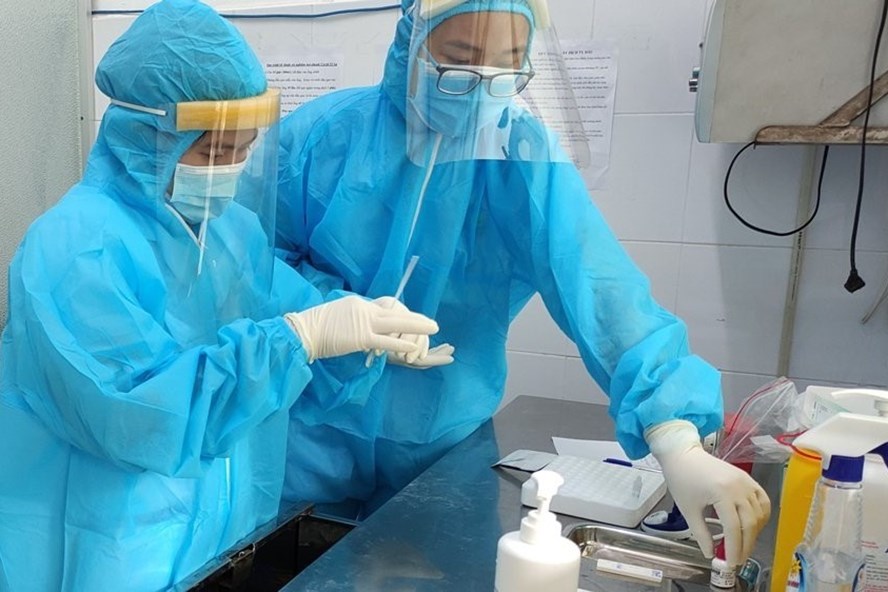 Cơ quan y tế lấy mẫu x&amp;eacute;t nghiệm ở Th&amp;agrave;nh phố Dĩ An, B&amp;igrave;nh Dương. Ảnh: Cơ quan chức năng cung cấp