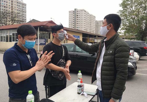 Trung t&amp;acirc;m đ&amp;agrave;o tạo v&amp;agrave; s&amp;aacute;t hạch l&amp;aacute;i xe đều được kiểm tra nhiệt độ v&amp;agrave; rửa tay khử khuẩn
