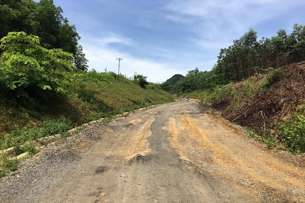 Tuyến đường d&amp;agrave;i 15km vừa l&amp;agrave;m xong đ&amp;atilde; c&amp;oacute; tơi 13 điểm hư hỏng nghi&amp;ecirc;m trọng