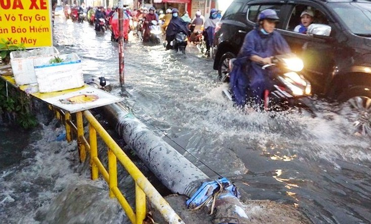 Nước chảy cuồn cuộn xuống trong cơn mưa ở đường T&amp;ocirc; Ngọc V&amp;acirc;n - TP Thủ Đức