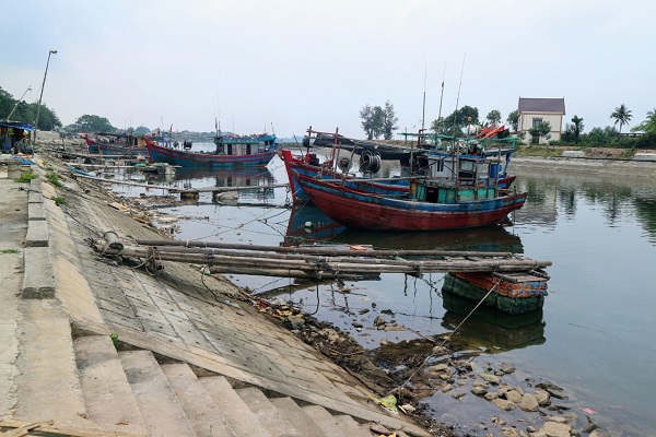 &amp;Acirc;u thuyền tr&amp;aacute;nh tr&amp;uacute; b&amp;atilde;o ở S&amp;ocirc;ng L&amp;yacute;. Nước r&amp;uacute;t để lộ k&amp;egrave; đ&amp;aacute; lởm chởm g&amp;acirc;y nguy hiểm cho t&amp;agrave;u thuyền khi neo đậu