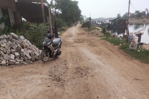Mặt bờ đ&amp;ecirc;, cũng l&amp;agrave; đường d&amp;acirc;n sinh của người d&amp;acirc;n, bị c&amp;agrave;y n&amp;aacute;t khi thi c&amp;ocirc;ng nhưng chưa được ho&amp;agrave;n trả gia cố lại.