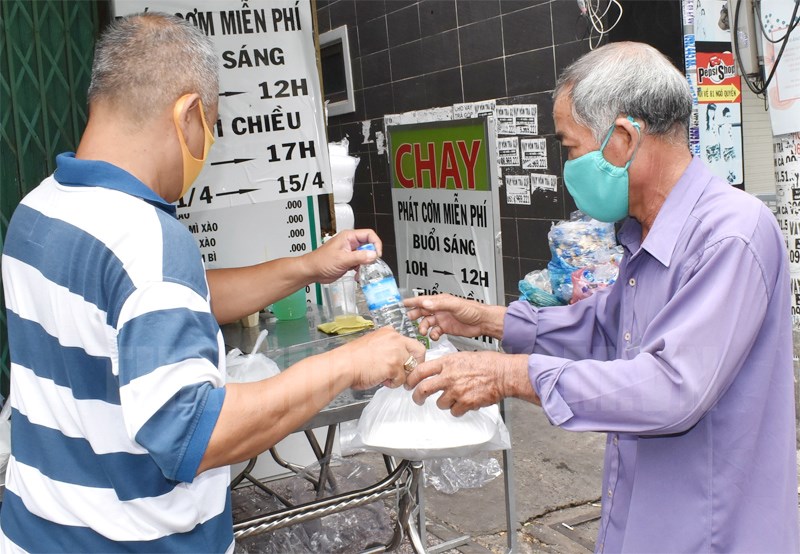 Đ&amp;atilde; c&amp;oacute; những nghĩa cử cao đẹp giữa m&amp;ugrave;a đại dịch COVID-19 khiến bao người thấy ấm l&amp;ograve;ng