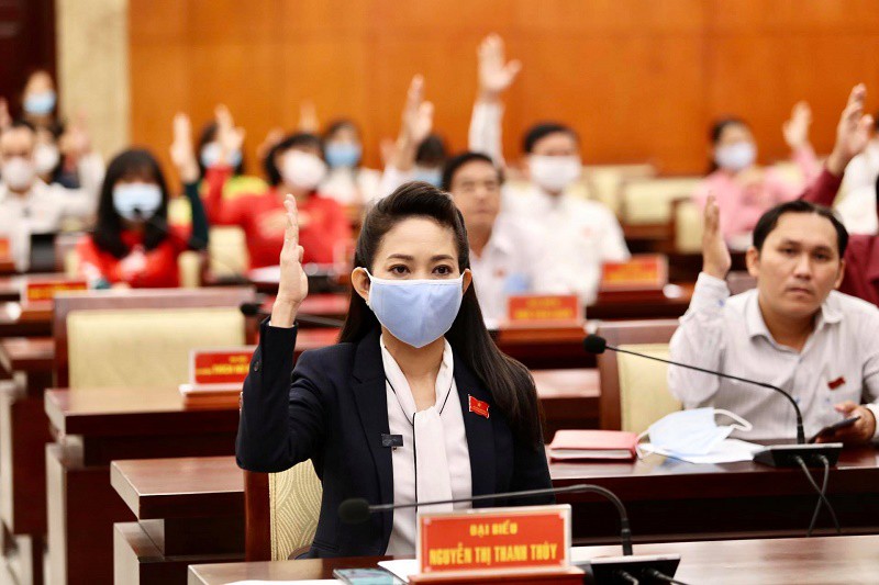 Đại biểu th&amp;ocirc;ng qua tờ tr&amp;igrave;nh của UBND TP v&amp;agrave;o cuối năm 2020 vừa qua