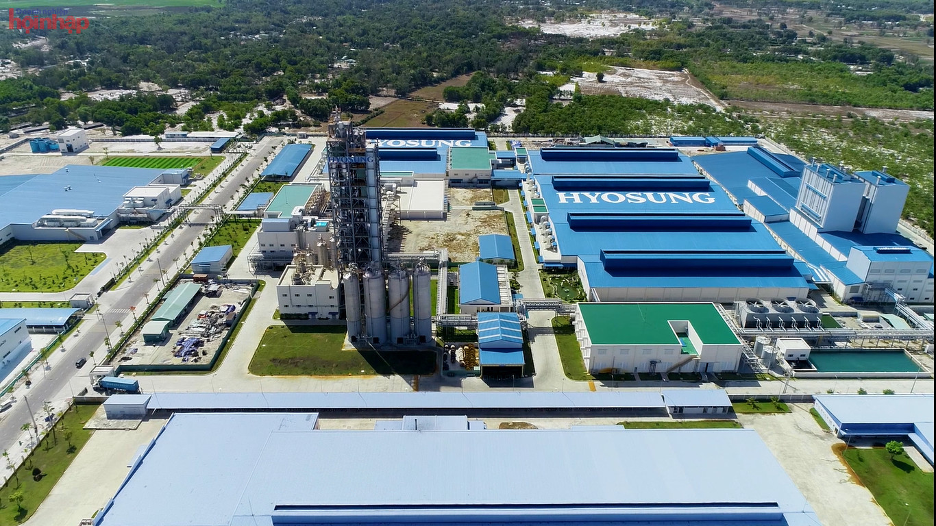 Từ đầu năm 2021 đến nay, ngo&amp;agrave;i dự &amp;aacute;n phụ trợ cơ kh&amp;iacute; &amp;ocirc; t&amp;ocirc; của C&amp;ocirc;ng ty Hyosung đi v&amp;agrave;o hoạt động với tổng vốn đầu tư gần 250 triệu USD, C&amp;ocirc;ng ty Hyosung đ&amp;atilde; k&amp;yacute; thỏa thuận UBND tỉnh Quảng Nam về việc đầu tư cụm nh&amp;agrave; m&amp;aacute;y c&amp;ocirc;ng nghiệp phụ trợ ng&amp;agrave;nh cơ kh&amp;iacute; &amp;ocirc; t&amp;ocirc; với quy m&amp;ocirc; diện t&amp;iacute;ch khoảng 100 ha với tổng vốn đầu tư 1,34 tỷ USD.