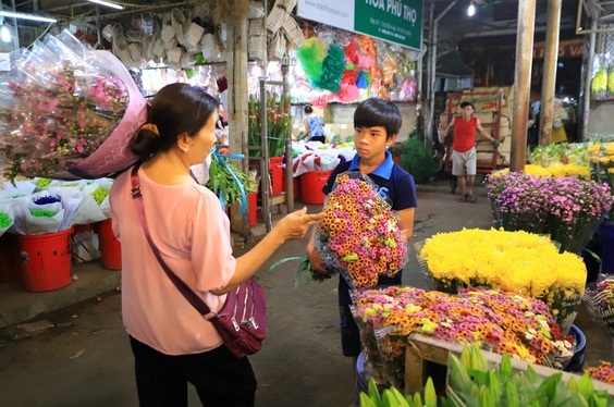 C&amp;ugrave;ng thời điểm năm ngo&amp;aacute;i, chợ Đầm Sen ti&amp;ecirc;u thụ khoảng 20 triệu c&amp;agrave;nh hoa Đ&amp;agrave; Lạt