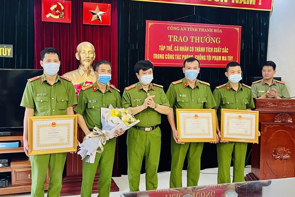 Thừa uỷ quyền của Chủ tịch UBND tỉnh, Đại t&amp;aacute; Khương Duy Oanh, Ph&amp;oacute; Gi&amp;aacute;m đốc-Thủ trưởng Cơ quan Cảnh s&amp;aacute;t điều tra C&amp;ocirc;ng an tỉnh đ&amp;atilde; trao Bằng khen của Chủ tịch UBND tỉnh Thanh Ho&amp;aacute; cho 2 tập thể v&amp;agrave; 3 c&amp;aacute; nh&amp;acirc;n trong Ban Chuy&amp;ecirc;n &amp;aacute;n 220H