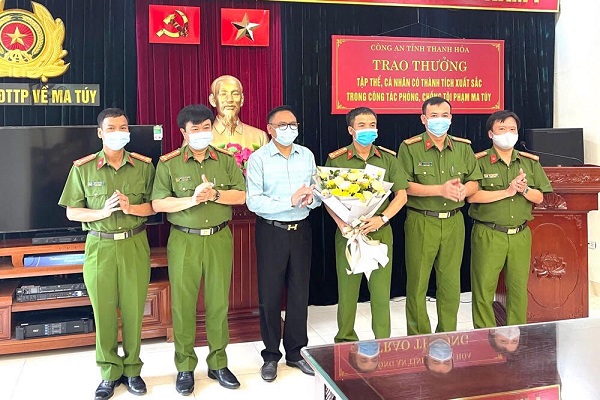 &amp;Ocirc;ng Cao Tiến Đoan,Chủ tịch hiệp hội doanh nghiệp tỉnh Thanh H&amp;oacute;a;Chủ tịch tập đo&amp;agrave;n bất động sản Đ&amp;ocirc;ng &amp;Aacute;,Chủ tịch CLB b&amp;oacute;ng đ&amp;aacute; Đ&amp;ocirc;ng &amp;Aacute; Thanh H&amp;oacute;a  trao số tiền 100 triệu đồng.