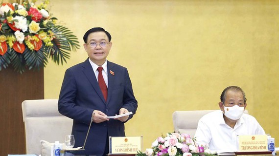 Chủ tịch Quốc hội Vương Đ&amp;igrave;nh Huệ, Chủ tịch Hội đồng Bầu cử quốc gia chủ tr&amp;igrave; phi&amp;ecirc;n họp. Ảnh: VIẾT CHUNG