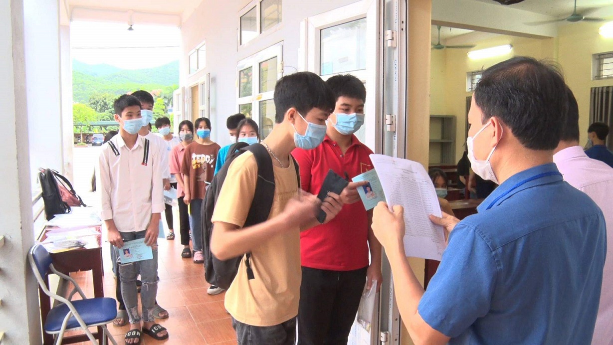 Th&amp;iacute; Sinh l&amp;agrave;m thủ tục v&amp;agrave;o ph&amp;ograve;ng thi