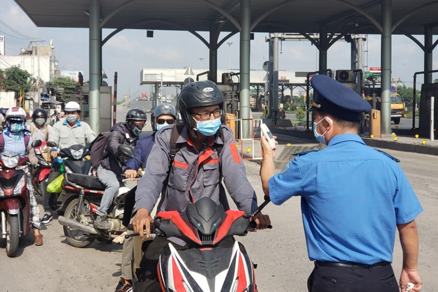 Lực lượng chức năng kiểm so&amp;aacute;t người từ TPHCM v&amp;agrave;o Đồng Nai