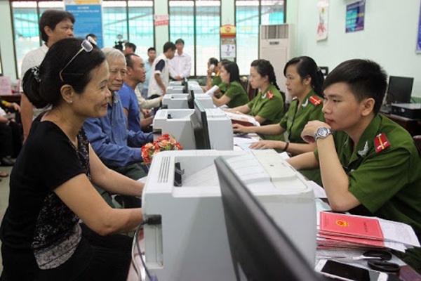 C&amp;ocirc;ng d&amp;acirc;n thực hiện c&amp;aacute;c thủ tục đăng k&amp;yacute; cư tr&amp;uacute; dẫn đến thay đổi th&amp;ocirc;ng tin trong Sổ hộ khẩu, Sổ tạm tr&amp;uacute; th&amp;igrave; cơ quan đăng k&amp;yacute; cư tr&amp;uacute; c&amp;oacute; tr&amp;aacute;ch nhiệm thu hồi Sổ hộ khẩu, Sổ tạm tr&amp;uacute; đ&amp;atilde; cấp