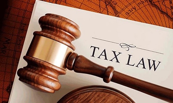 Ph&amp;aacute;p luật thuế (tiếng Anh: Tax law) l&amp;agrave; tổng hợp c&amp;aacute;c qui phạm ph&amp;aacute;p luật do Nh&amp;agrave; nước ban h&amp;agrave;nh nhằm điều chỉnh c&amp;aacute;c quan hệ x&amp;atilde; hội ph&amp;aacute;t sinh trong qu&amp;aacute; tr&amp;igrave;nh thu nộp thuế v&amp;agrave; được nh&amp;agrave; nước bảo đảm thực hiện