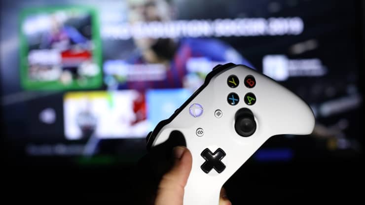 Một game thủ chơi tựa game b&amp;oacute;ng đ&amp;aacute; Pro Evolution Soccer 2019 tr&amp;ecirc;n bảng điều khiển Xbox.