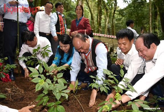 Nguy&amp;ecirc;n Thủ tướng Ch&amp;iacute;nh phủ Nguyễn Xu&amp;acirc;n Ph&amp;uacute;c đ&amp;atilde; tới thăm v&amp;ugrave;ng trồng s&amp;acirc;m của C&amp;ocirc;ng ty Cổ phần s&amp;acirc;m Ngọc Linh - Kon Tum tại huyện Tu Mơ R&amp;ocirc;ng (Kon Tum).
