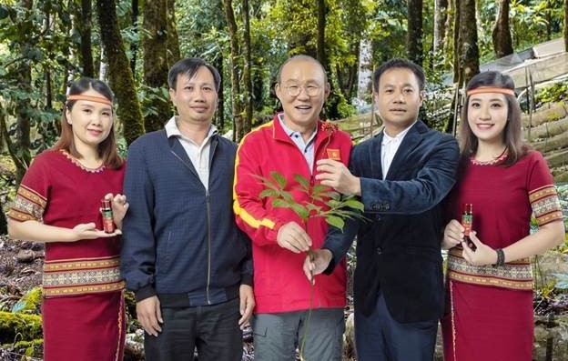 &amp;Ocirc;ng Trần Ho&amp;agrave;n, người đ&amp;uacute;ng thứ 2 b&amp;ecirc;n phải; Chủ tịch Hội đồng quản trị C&amp;ocirc;ng ty Cổ phần Vingin (đơn vị đang sở hữu thương hiệu s&amp;acirc;m Ngọc Linh Kon Tum K5). Cũng l&amp;agrave; chủ doanh nghiệp đ&amp;atilde; trồng v&amp;agrave; ph&amp;aacute;t triển hơn 600 ha s&amp;acirc;m Ngọc Linh tại Kon Tum.