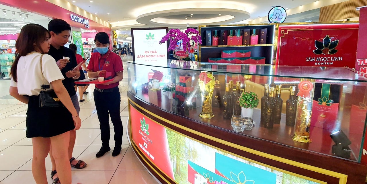 Sản phẩm được chiết xuất s&amp;acirc;m Ngọc Linh K5, tuy mới đưa ra thị trường nhưng đ&amp;atilde; được nhiều kh&amp;aacute;ch tin tưởng đ&amp;oacute;n nhận, đ&amp;aacute;nh gi&amp;aacute; cao.