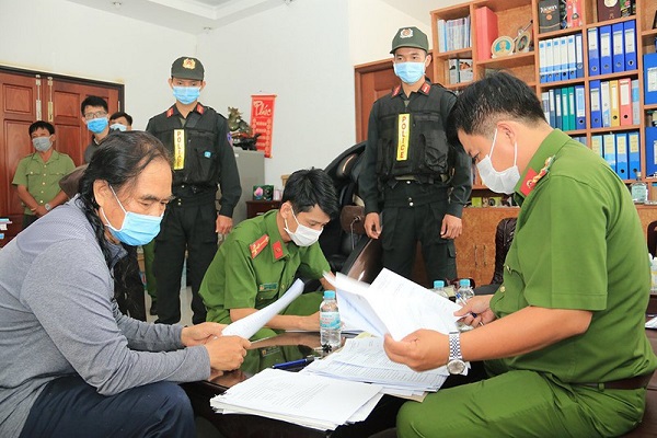 Cơ quan C&amp;ocirc;ng an tiến h&amp;agrave;nh kh&amp;aacute;m x&amp;eacute;t tại nh&amp;agrave; của một bị can