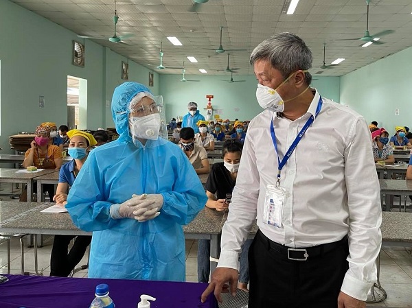 Thứ trưởng Bộ Y tế Nguyễn Trường Sơn kiểm tra c&amp;ocirc;ng t&amp;aacute;c ti&amp;ecirc;m vaccine cho c&amp;ocirc;ng nh&amp;acirc;n tại C&amp;ocirc;ng ty TNHH Hana Kovi Việt Nam