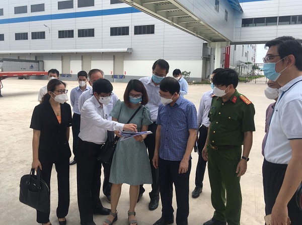 &amp;Ocirc;ng Dương Ch&amp;iacute; Nam (&amp;aacute;o trắng b&amp;ecirc;n tr&amp;aacute;i) c&amp;ugrave;ng Chủ tịch UBND tỉnh Bắc Giang L&amp;ecirc; &amp;Aacute;nh Dương kiểm tra c&amp;ocirc;ng t&amp;aacute;c đảm bảo an to&amp;agrave;n c&amp;aacute;c doanh nghiệp tại KCN Quang Ch&amp;acirc;u, huyện Việt Y&amp;ecirc;n
