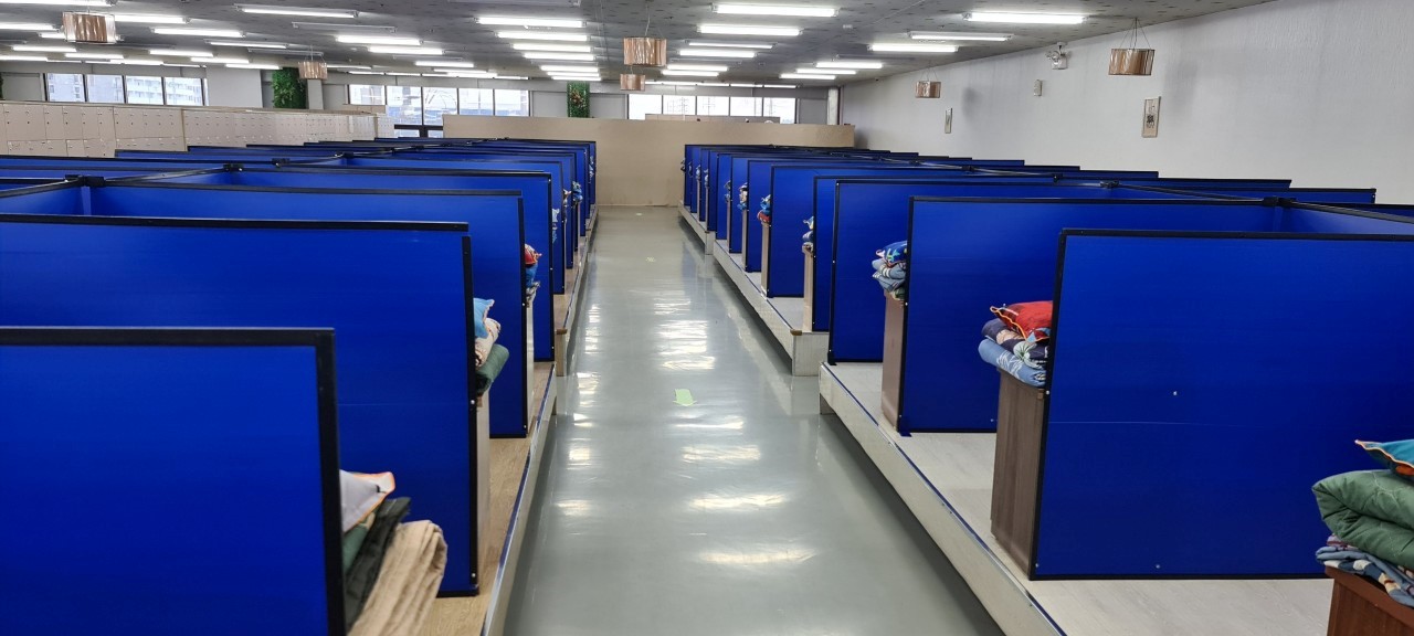C&amp;aacute;c c&amp;ocirc;ng nh&amp;acirc;n được bố tr&amp;iacute; ăn, ngủ ngay tại c&amp;ocirc;ng ty tạo th&amp;agrave;nh một m&amp;ocirc; h&amp;igrave;nh kh&amp;eacute;o k&amp;iacute;n