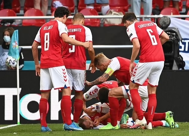 Cầu thủ Eriksen cảu Đan Mạch, bất ngờ đổ gục nhưng may mắn qua khỏi