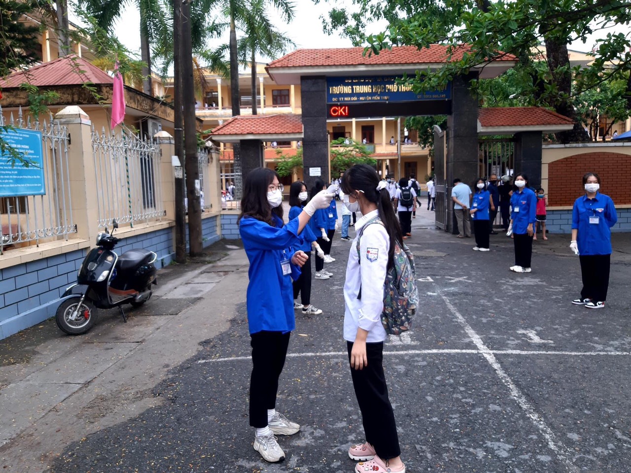 Kiểm tra  y tế  đo th&amp;acirc;n nhiệt cho th&amp;iacute; sinh trước khi  v&amp;agrave;o trường  thi  lớp 10 tại  PTTH Kiến Thụy huyện Kiến Thụy Hải Ph&amp;ograve;ng