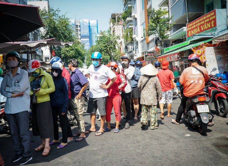 Xếp h&amp;agrave;ng cả chục m&amp;eacute;t chờ mua heo quay c&amp;uacute;ng Tết Đoan Ngọ