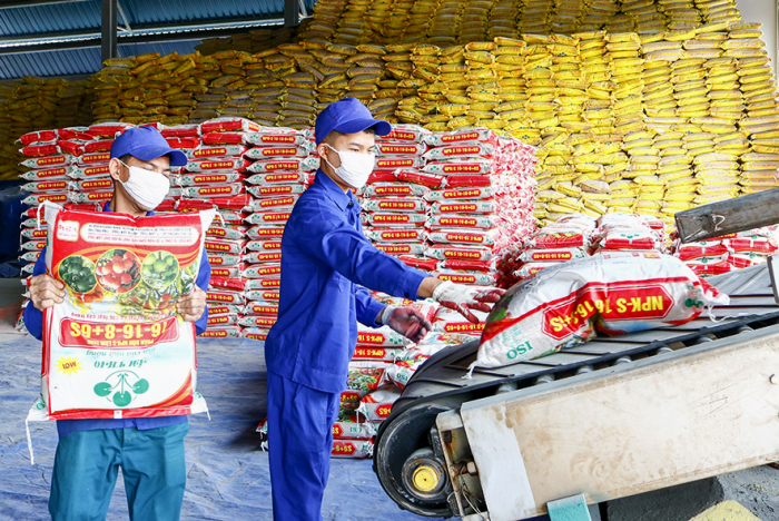 C&amp;ocirc;ng nh&amp;acirc;n sản xuất tại C&amp;ocirc;ng ty CP Supe Phốt ph&amp;aacute;t v&amp;agrave; H&amp;oacute;a chất L&amp;acirc;m Thao l&amp;agrave;m tốt c&amp;ocirc;ng t&amp;aacute;c  ph&amp;ograve;ng dịch