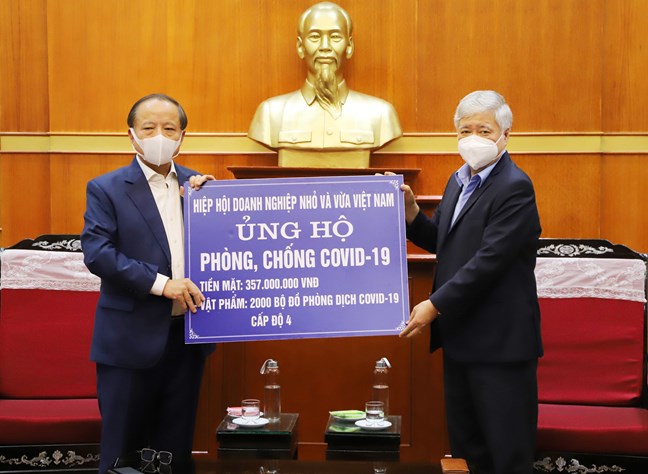 Chủ tịch UBTƯ MTTQ Việt Nam Đỗ Văn Chiến tiếp nhận ủng hộ từ Hiệp hội Doanh nghiệp nhỏ v&amp;agrave; vừa Việt Nam.