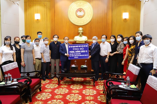 Chủ tịch UBTƯ MTTQ Việt Nam Đỗ Văn Chiến tiếp nhận ủng hộ từ Hiệp hội Doanh nghiệp nhỏ v&amp;agrave; vừa Việt Nam.